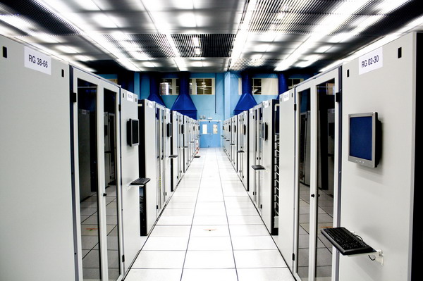 Знаменитый серверный зал CERN, с рядами серверных шкафов